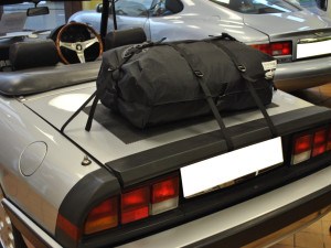 Alfa Romeo Spider classique dans une salle d'exposition de voitures avec un porte-bagages monté